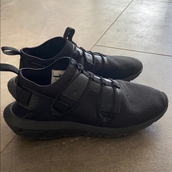 Nike black womens shoes - Picture 2 of 4